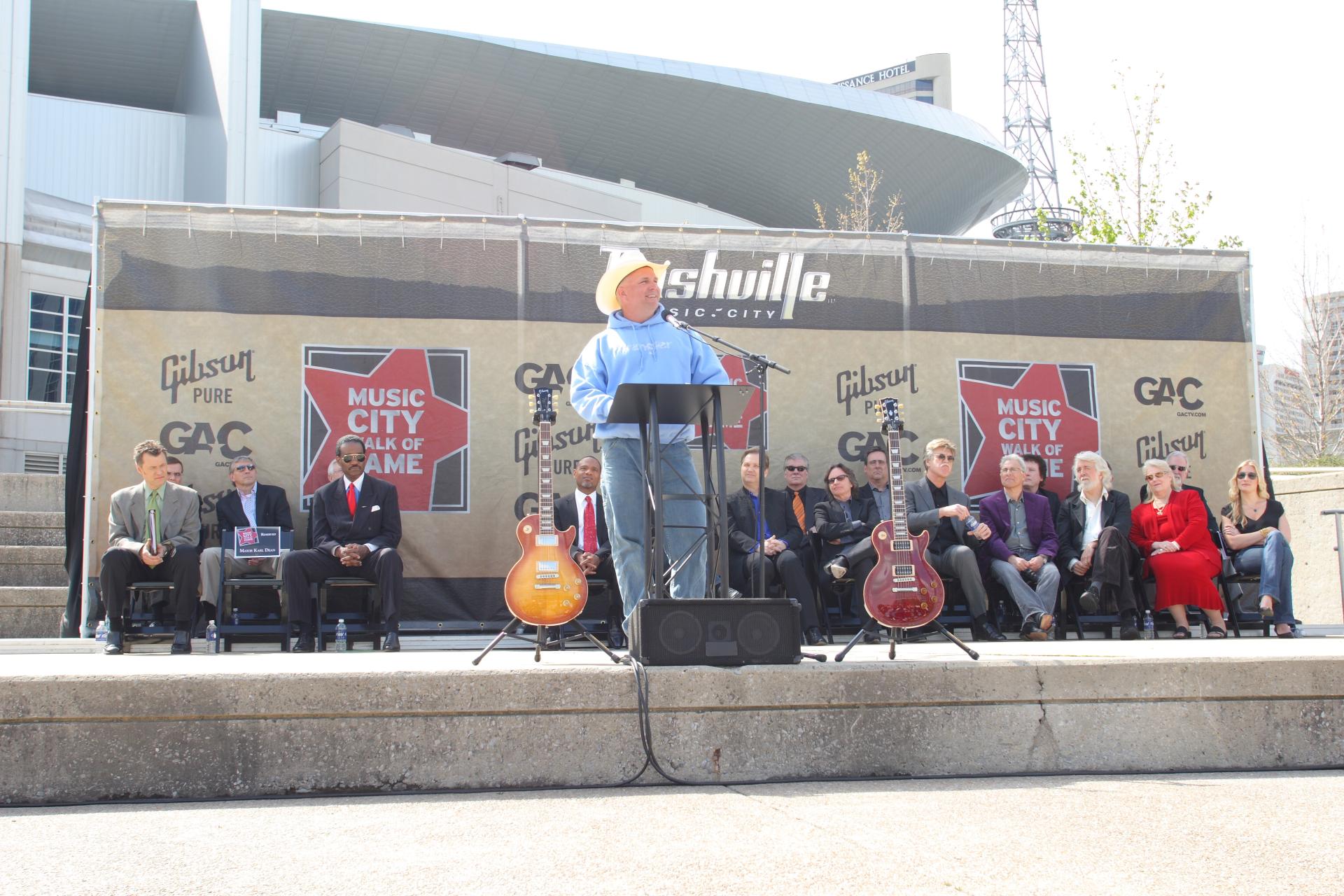 Garth Brooks introducing Steve Wariner at Walk of Fame Ceremony