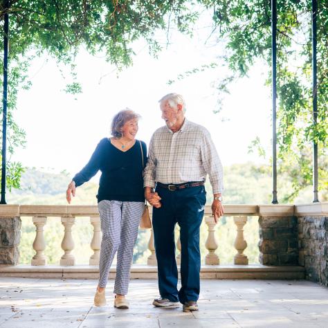 Romantic couple at Cheekwood Estate & Gardens