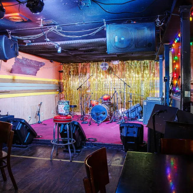 Dee's Country Cocktail Lounge