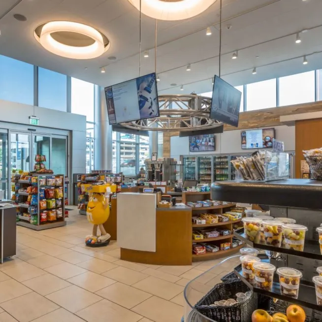 Fresh Pick Market & Cafe offers hot & cold meals & snacks, as well as beer, coffee, souvenirs, and travel necessities.