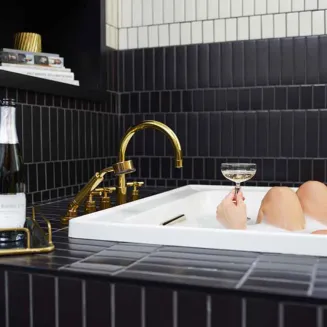 Fairlane Hotel - Cherry Suite Bathtub