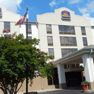Exterior of Best Western hotel with entrance canopy and American flag