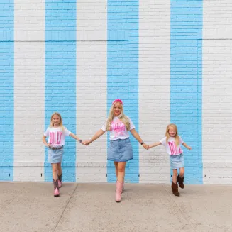 Photoshoot in Nashville taking you to all the best spots with a pro photographer! Kid and family friendly!