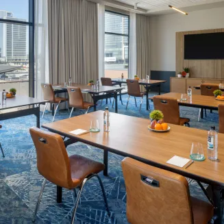 Light-filled and full of possibilities, this space is ideal for team meetings, training sessions or presentations. Large windows offer a bright, energizing atmosphere, while built-in audiovisual and high-speed Wi-Fi ensure events run smoothly.