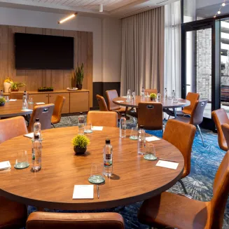 Intimate, polished and perfectly sized for smaller groups, Crossings West is great for breakouts, brainstorming or boardroom-style gatherings. With all the tech you need, this venue keeps things productive and stylish.