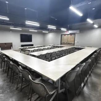 Drift Nashville now offers a bright, modern meeting space designed to inspire connection and creativity. This versatile room features natural light, a built-in 85” TV, kitchenette and nearby refillable water station and restrooms. Ideal for off-sites, workshops, and small conferences, the space accommodates up to 50 guests classroom style. Located steps from our outdoor pool and The Sun Room lobby bar, it’s a perfect blend of productivity and laid-back Nashville vibes.