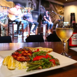 In-house Commodore Grille Features nightly live entertainment with Songwriter showcase