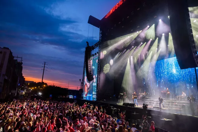 Chris Young performing at July 4th in Nashville