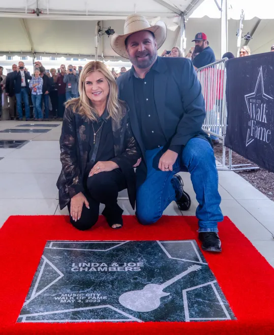 Linda Chambers and Garth Brooks at the Music City Walk of Fame